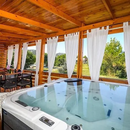 Cozy And Chic Little House With Pool Ivinj - 5 *