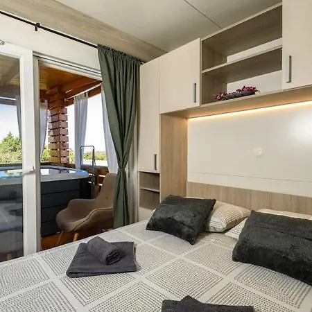 Cozy And Chic Little House With Pool Ivinj - 5 *