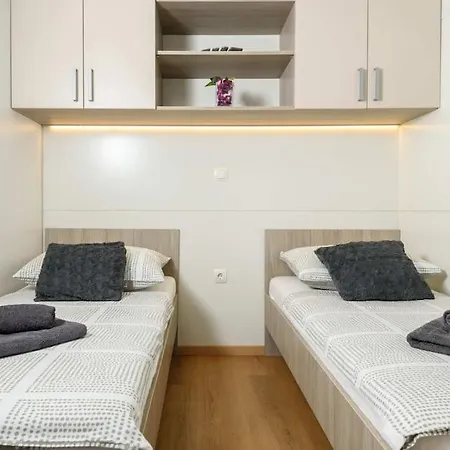 Casa de Férias Cozy And Chic Little House With Pool Ivinj - 5 *